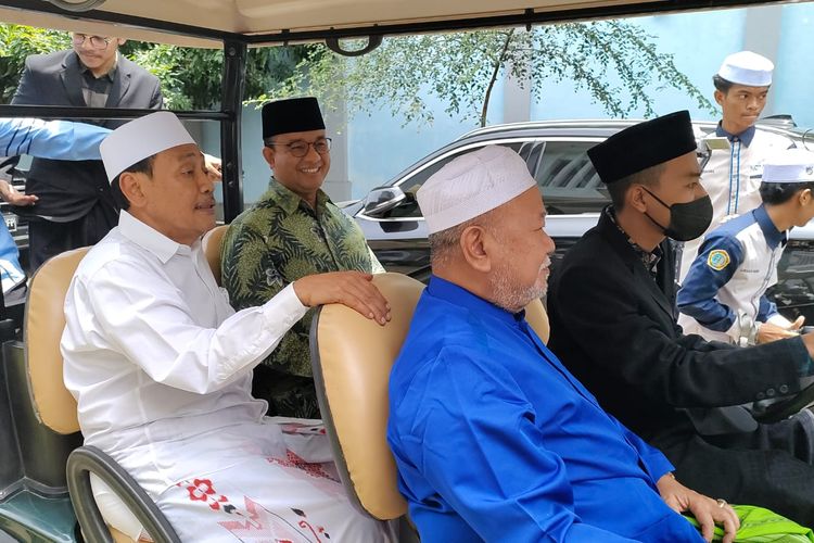 Anies Baswedan diantar dengan mobil golf saat berkunjung ke Ponpes Genggong. 