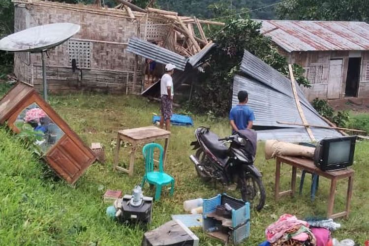 Foto : 3 unit rumah guru di Sekolah Menengah Satu Atap (Satap) Metangga di Kecamatan Sano Nggoang, Kabupaten Manggarai Barat, NT, ambruk hinga rata tanah pasca diterjang angin kencang, pada Senin malam.