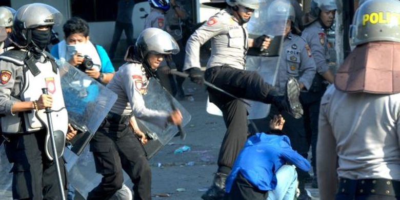 Polisi memukuli mahasiswa di depan kantor DPRD Sulawesi Selatan, Makassar, Selasa (24/09). 