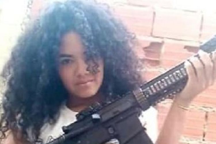 Carla Diaz Torrealba, seorang gadis 22 tahun yang dijuluki Si Rambut, dan merupakan salah satu gangster ditakuti di Venezuela.