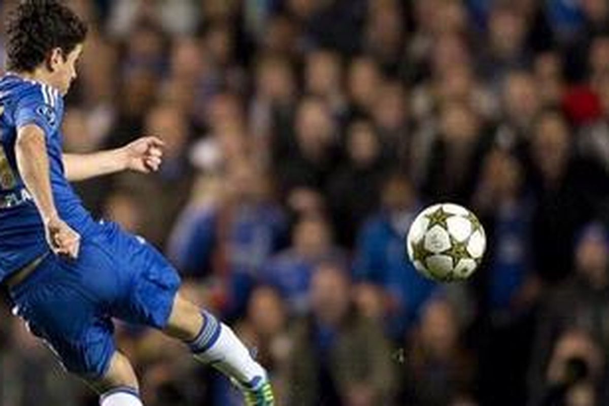 Gelandang Chelsea, Oscar, saat mencetak gol dalam pertandingan penyisihan Grup E Liga Champions melawan Shaktar Donetsk, Rabu (7/11/2012). 