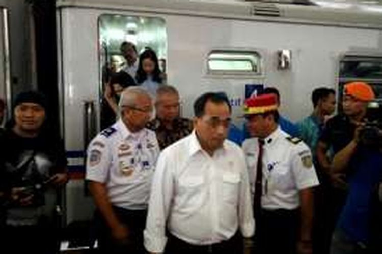 Menteri Perhubungan Budi Karya Sumadi saat sampai di stasiun Tugu Yogyakarta untuk mengecek kesiapan libur Natal dan Tahun Baru