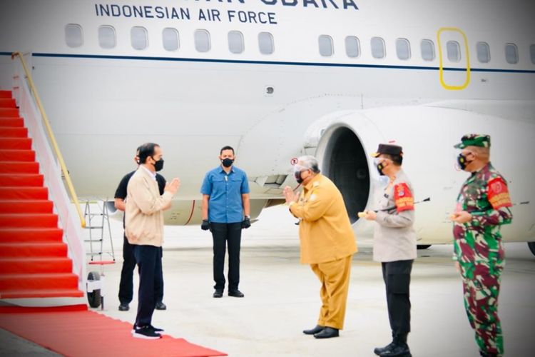 Presiden Joko Widodo disambut Gubernur Sultra, Kapolda dan Danrem 143 di pangkalan TNI AU Haluoleo Kendari ( Foto Biro Sekretariat Presiden)
