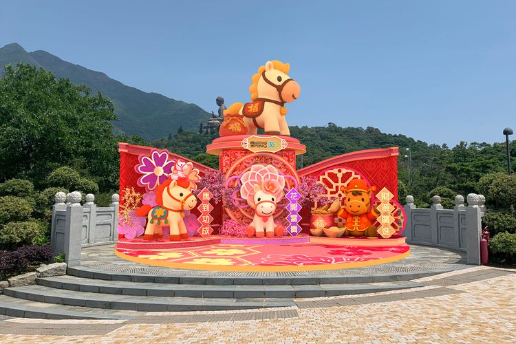 Terdapat tiga spot foto keberuntungan yang wajib dikunjungi wisatawan Ngong Ping selama Imlek 2026. Sebagai lambang hewan keberuntungan tahun ini, spot foto kuda yang dipercaya membawa berkat akan tersebar di Desa Ngong Ping, termasuk instalasi kuda besar di Stupa Square.