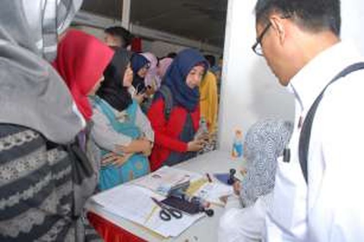 Pencari kerja antre menyerahkan berkas lamaran pada Bursa Kerja 2016 di Sukabumi, Jawa Barat, Rabu (14/9/2016). 