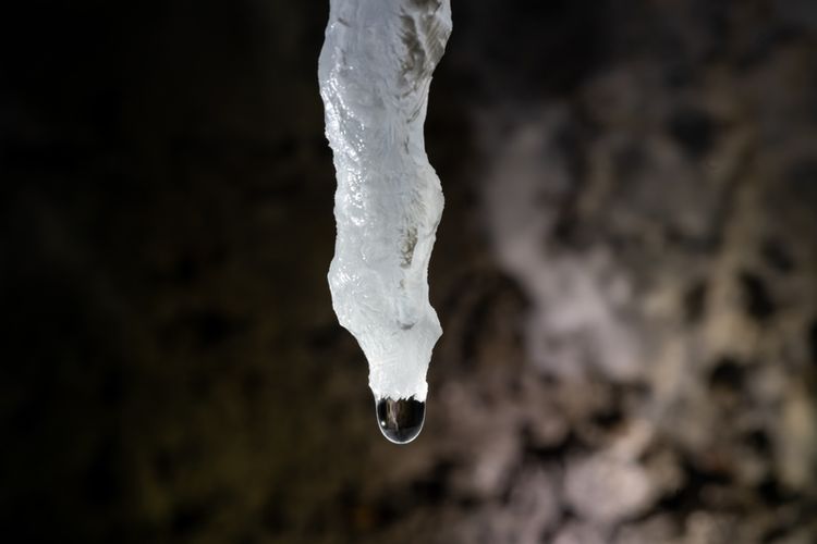 Ilustrasi speleothems, stalagmit, mutiara gua. Mutiara gua jarang terbentuk, seperti yang ditemukan dalam ekspedisi di Sumur Neraka di Yaman.