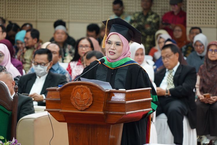 Linda Zakiah dalam ujian terbuka Program Doktor Pendidikan Dasar (Dikdas) UNJ yang digelar Rabu, 24 Januari 2024, di Ruang Sidang Aula Latief Hendraningrat, Kampus A UNJ, Jakarta.