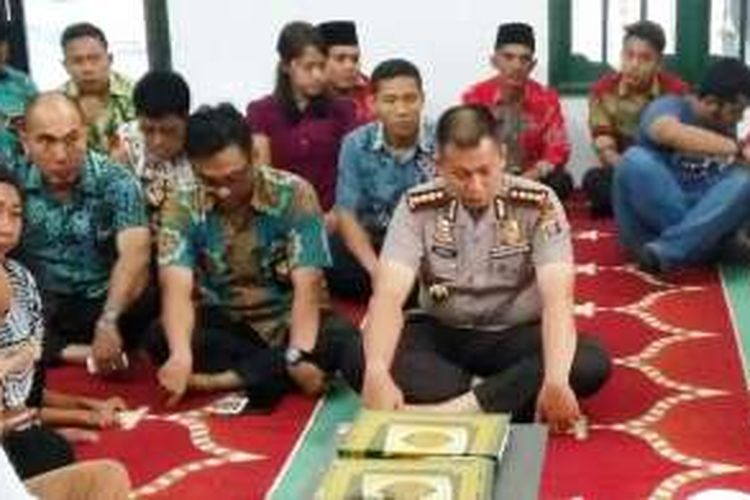 Imron (berkopiah), tahanan Satres Narkoba Polrestabes Medan, mengucapkan ijab kabul disaksikan Kapolrestabes Medan Kombes Pol Mardiaz Kusin Dwihananto, Jumat (7/10/2016).