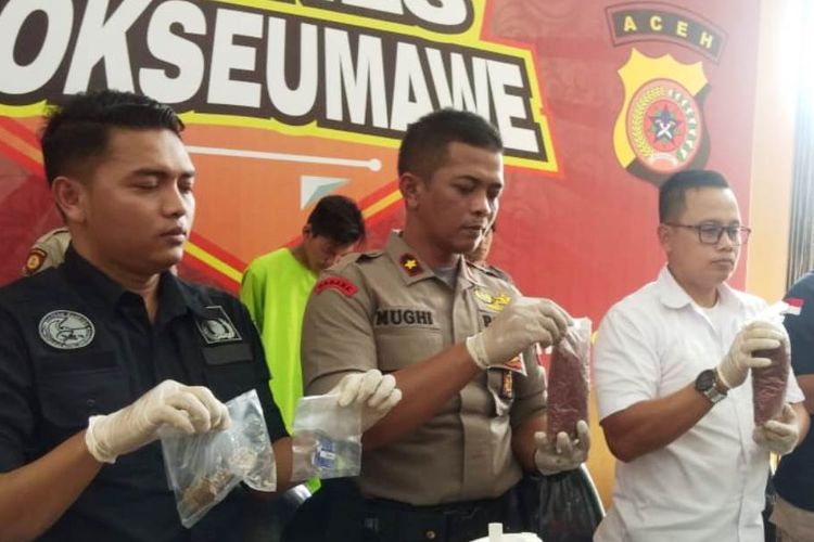 Polisi memperlihatkan barang bukti pengungkapan pabrik ekstasi dan tersangka di Mapolres Lhokseumawe, Aceh, Kamis (18/7/2019)