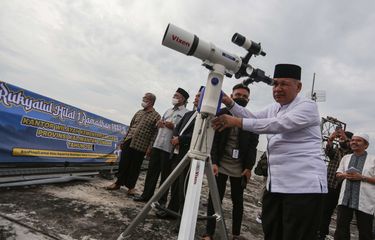 Kepala Kanwil Kementerian Agama Provinsi Kalteng Noor Fahmi (kedua kanan) melakukan pemantauan hilal (bulan) menggunakan teropong saat Rukyatul Hilal di Palangkaraya, Kalimantan Tengah, Jumat (1/4/2022). Pengamatan yang dilakukan untuk menentukan awal Ramadhan 1443 Hijriah di Palangkaraya tersebut tidak berhasil melihat hilal karena tertutup oleh awan serta cuaca mendung.