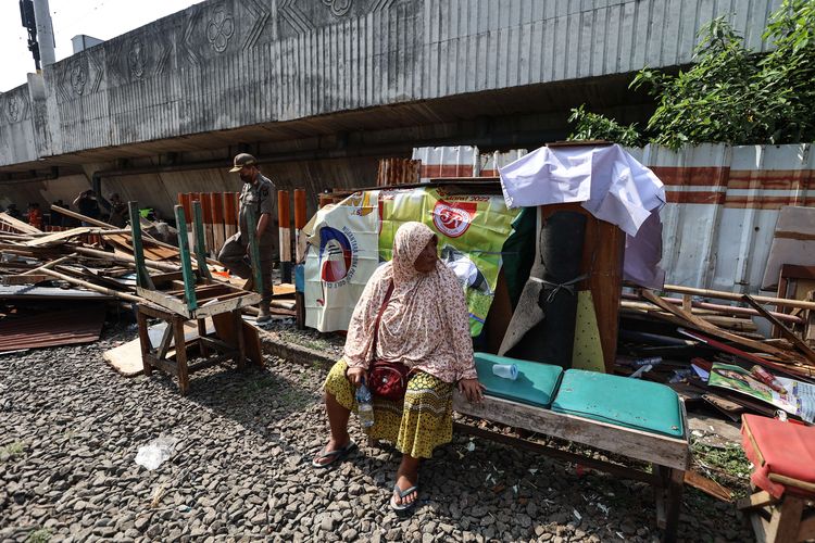 Petugas melakukan pembongkaran lokalisasi Gunung Antang, Jakarta Timur, Selasa (30/8/2022). Pembongkaran lokalisasi yang berdiri di lahan milik PT KAI itu dilakukan oleh Satuan Polisi Pamong Praja (Satpol PP) Pemerintah Provinsi Jakarta Timur serta melibatkan personel TNI-Polri.