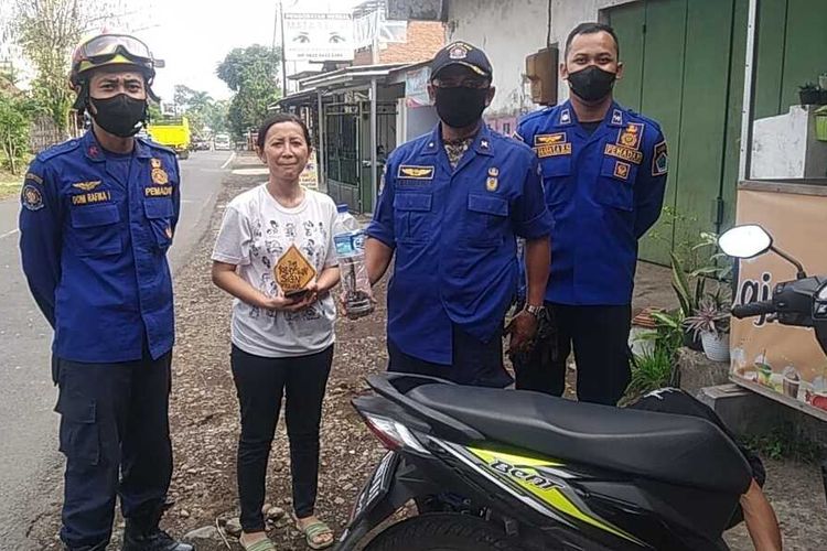 Petugas UPT Pemadam Kebakaran Kota Malang saat mengevakuasi ular dari dalam motor pada Rabu (23/6/2021).