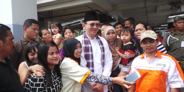 Gubernur DKI Jakarta Basuki Tjahaja Purnama atau Ahok saat berfoto bersama warga di Rusun Daan Mogot, Jakarta Barat, Kamis (25/8/2016).