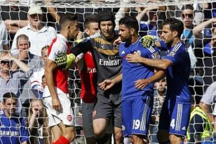 Gabriel dan Diego Costa terlibat friksi saat Chelsea menjamu Arsenal, Sabtu (19/9/2015). Gabriel kemudian dikartu merah wasit.