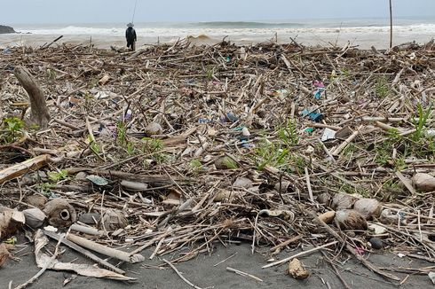 Muara Sungai Progo yang Selalu Penuh Sampah pada Musim Hujan