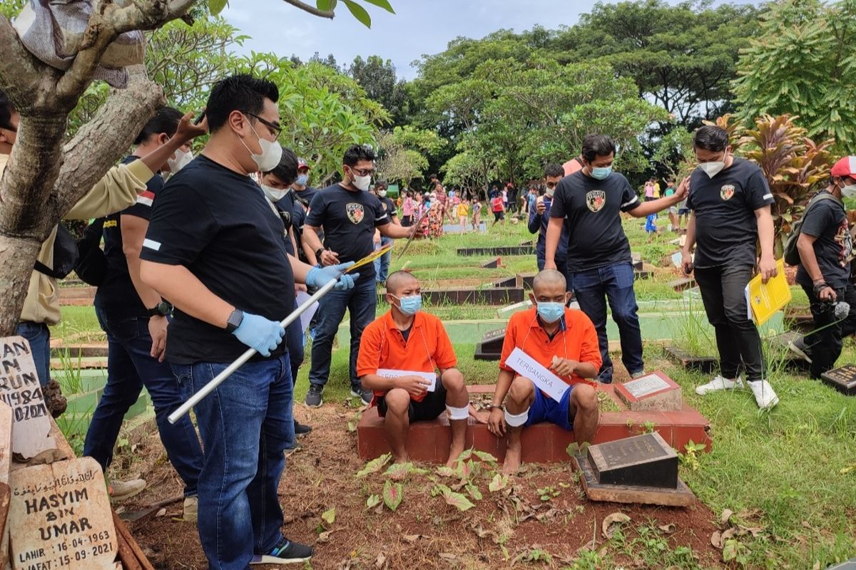 Polisi melakukan rekonstruksi kasus pembunuhan koki berinisial VF (22)  di Tempat Pemakaman Umum (TPU) Chober kawasan Ulujami, Pesanggrahan, Jakarta Selatan, Kamis (24/2/2022). 