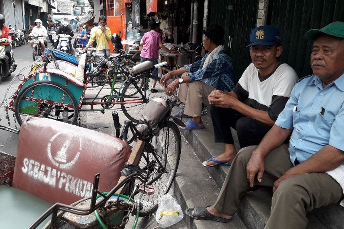 Hasyim (kanan) dan Ino (kiri) pengayuh becak di Pasae Pejagalan, Pekajon, Tambora, Jakarta Barat pada Selasa (13/3/2018).