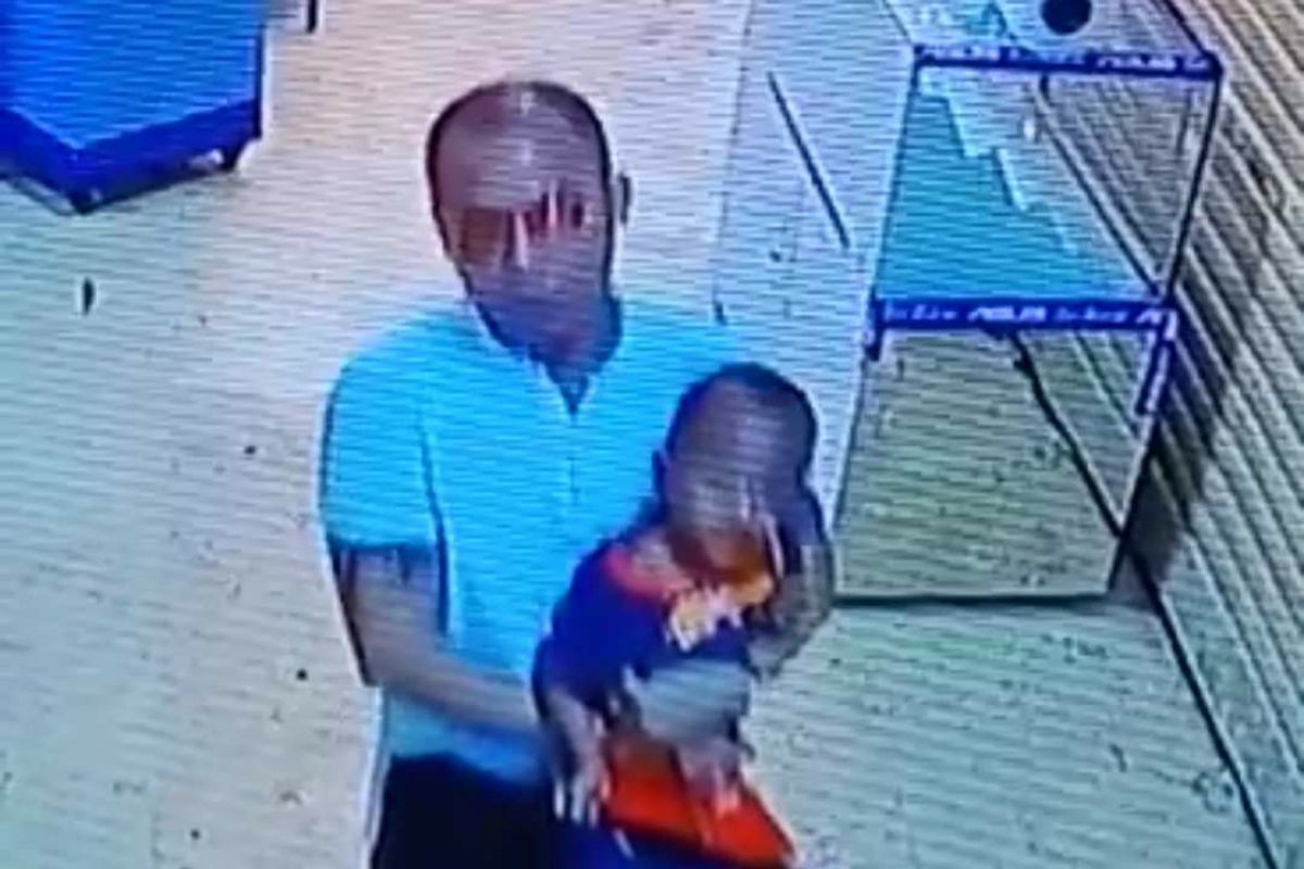 Rekaman CCTV yang menunjukkan sosok pria yang diduga membawa anak kecil di ITC Kuningan pada Senin (18/12/2017).