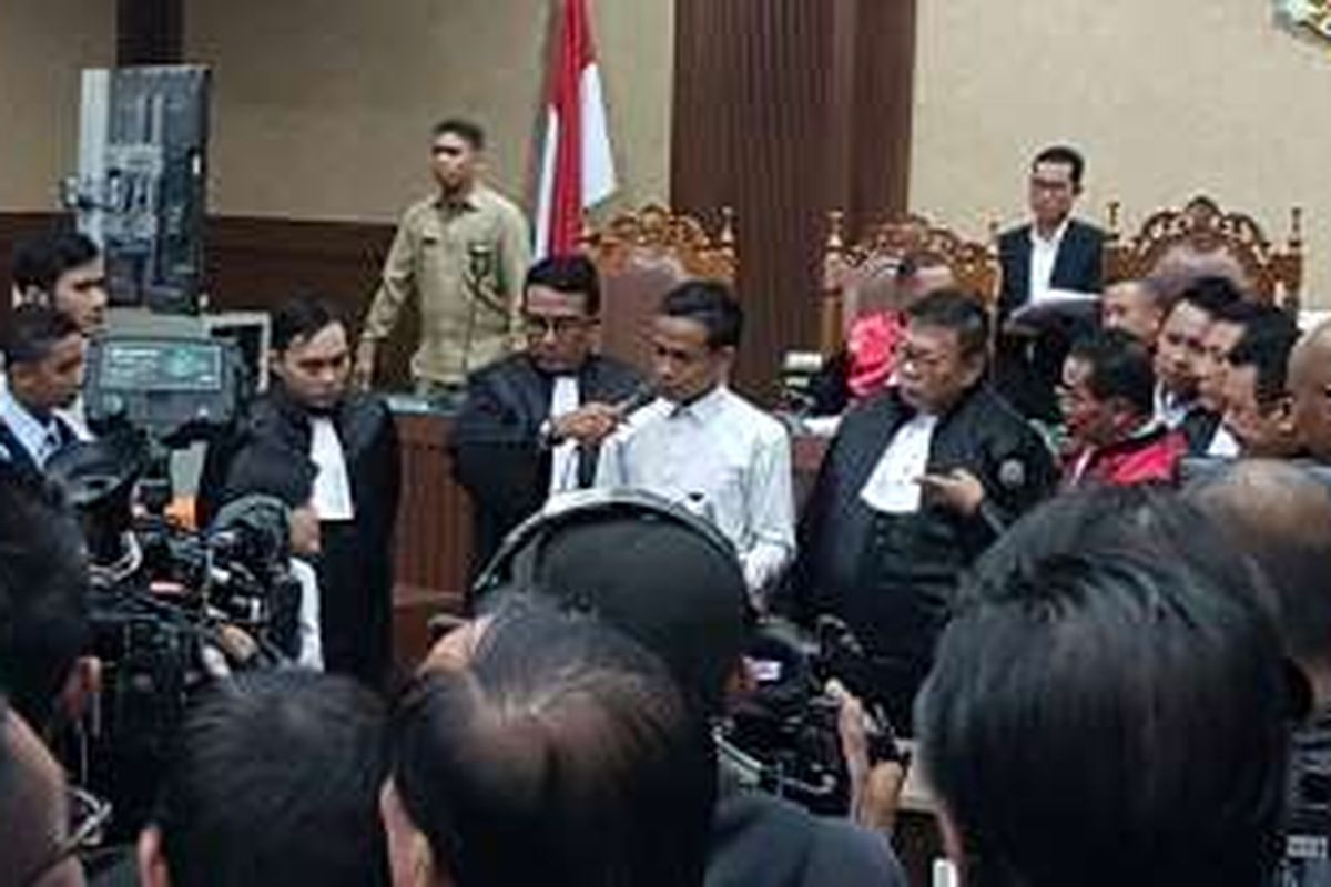 Majelis hakim mengajak saksi dan Jessica Kumala Wongso memperagakan kondisi di meja nomor 54 kafe Olivier saat sidang lanjutan kasus pembunuhan Wayan Mirna Salihin di Pengadilan Negeri Jakarta Pusat, Rabu (27/7/2016) pagi.
