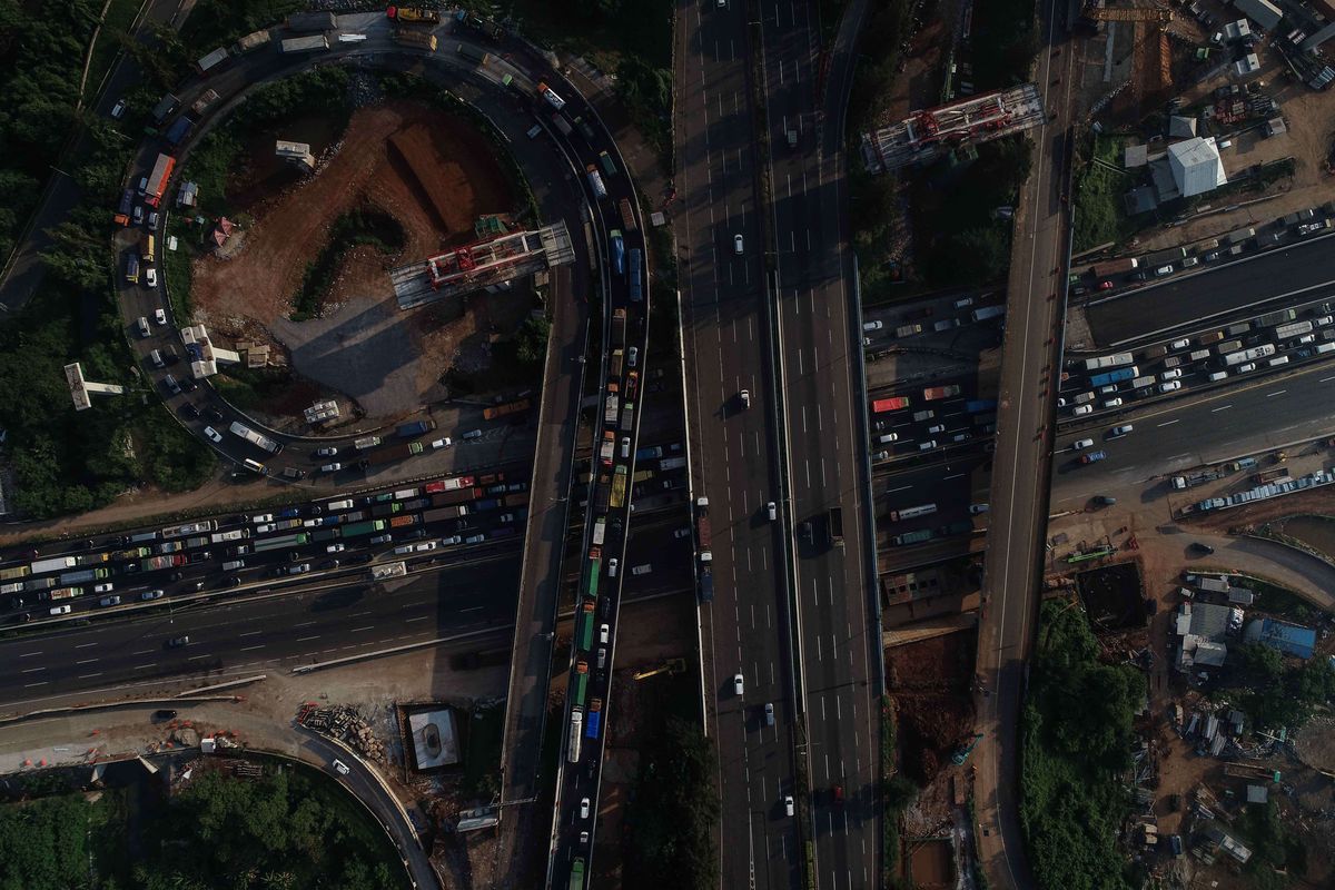 Kondisi lalu lintas di Simpang Susun (SS) Cikunir, Bekasi, Jawa Barat, Rabu (22/5/2019). SS Cikunir yang menjadi penghubung antara Jalan Tol Lingkar Luar Jakarta dan Jalan Tol Jakarta-Cikampek merupakan salah satu titik rawan macet menjelang mudik Lebaran 2019.