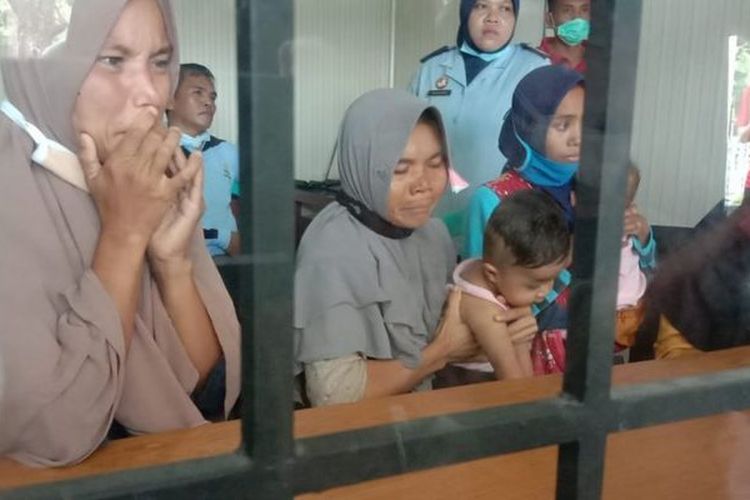 Keempat ibu bersama anaknya di dalam tahanan di Lombok Tengah, NTB.