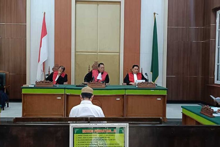 Terdakwa Agus Salim yang duduk di kursi pesakitan dalam sidang agenda pembacaan pleidoi di ruang sidang Letnan Jenderal TNI (Purn) Ali Said, Pengadilan Negeri (PN) Makassar, Kota Makassar, Sulsel, Selasa (17/6/2025).