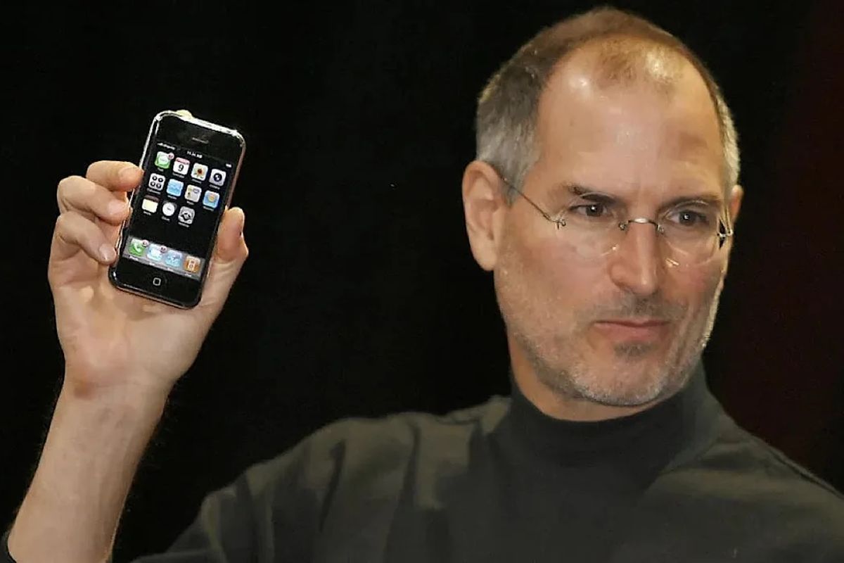 Pendiri Apple Steve Jobs rilis iPhone pertama