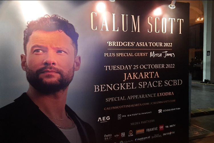 Poster konser Calum Scott di pintu masuk Bengkel Space SCBD, Jakarta, Selasa (25/10/2022).