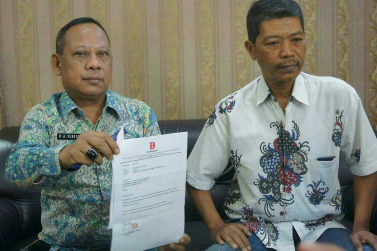 Kepala Disnakertrans Karawang Ahmad Suroto (kiri) dan Ketua Apindo Karawang Abdul Syukur memperlihatkan surat pemberitahuan rencana PHK 2.000 karyawan, Jumat (6/7/2018)