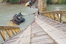 Jembatan Putus, 2 Truk Bermuatan Pasir dan Batu Nyebur ke Sungai