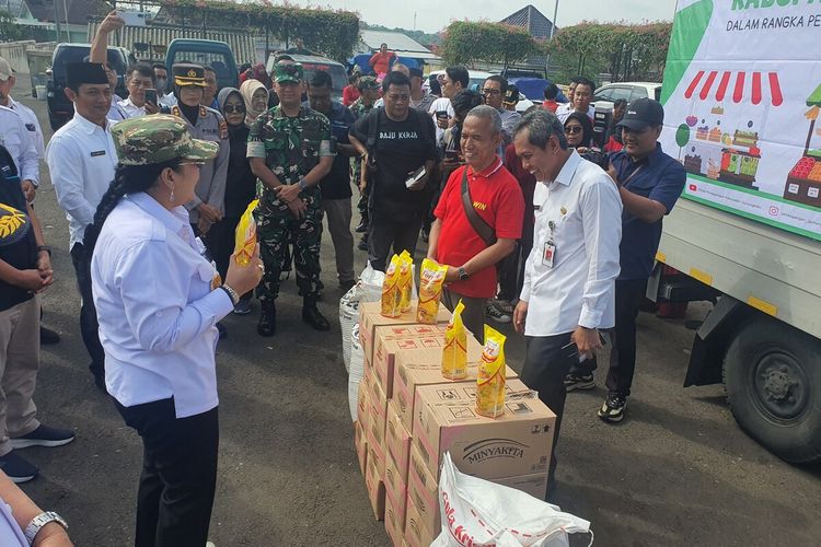 OPERASI PASAR: Bupati Gunungkidul Endah Subekti Kuntariningsih (topi loreng) memegang minyak kemasan saat operasi pasar di Pasar Argosari, Wonosari, Rabu (12/3/2025)