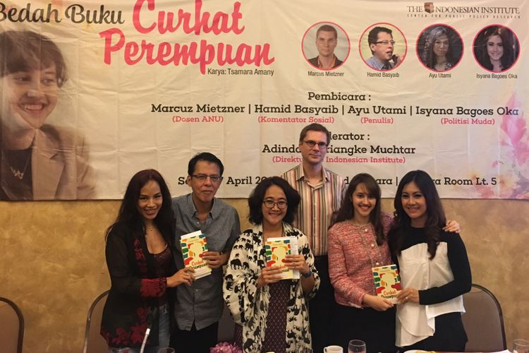 Acara bedah buku Curhat Perempuan karya Tsamara Amany di Jakarta, Senin (17/4/2017).