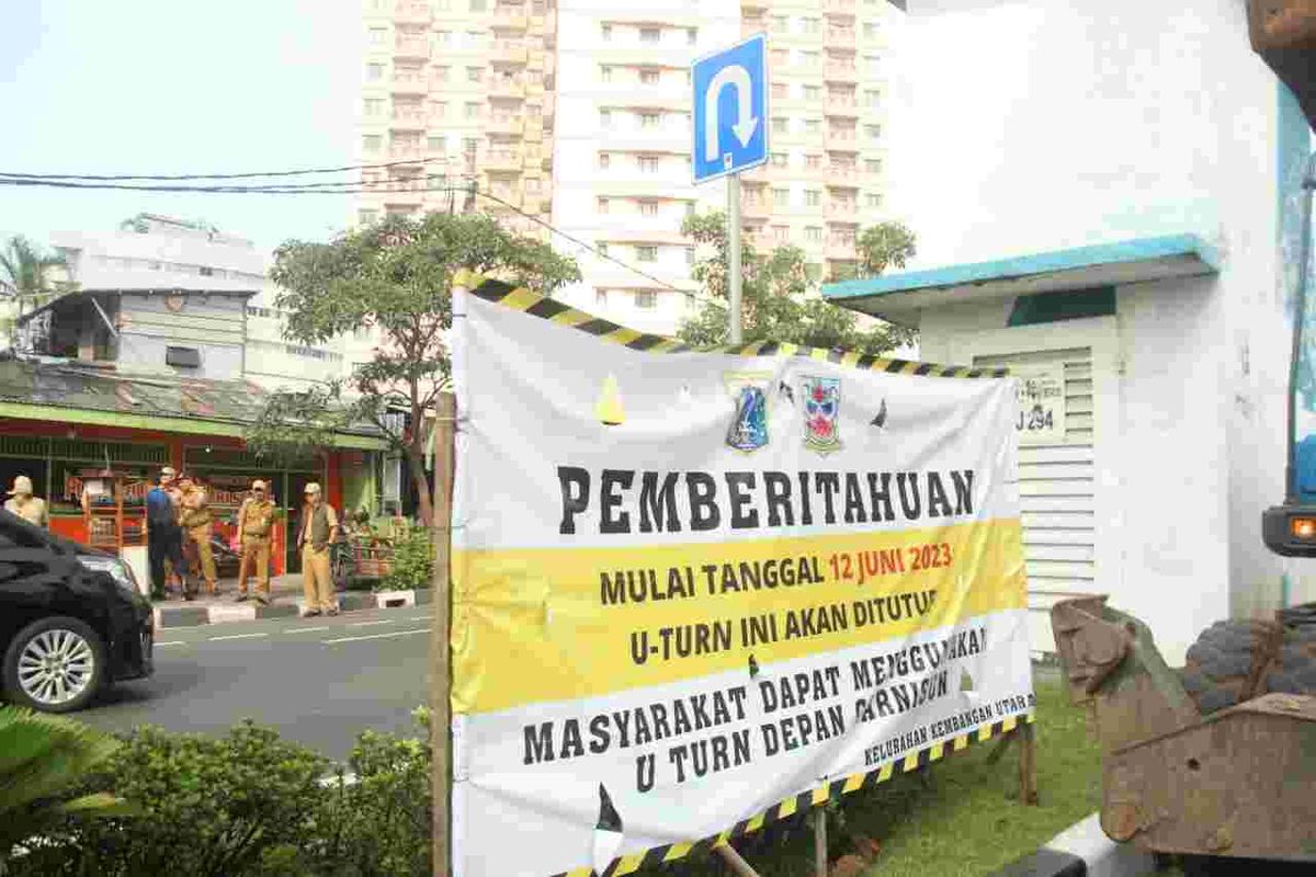 U-Turn atau putaran balik di depan Gang H Mading, Jalan Raya Kembangan, Kembangan Utara, Kembangan, Jakarta Barat ditutup permanen. 