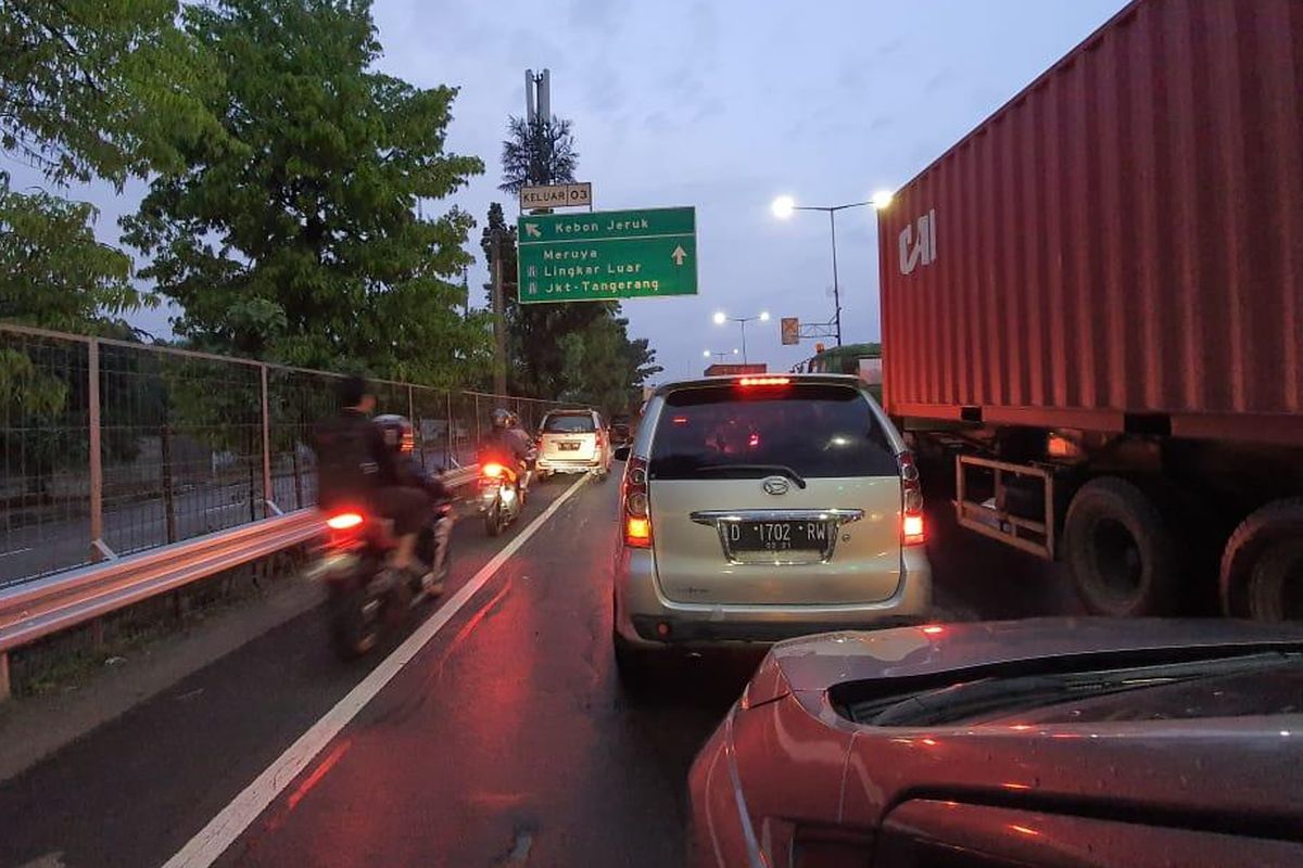 Macet di ruas tol Kebon Jeruk