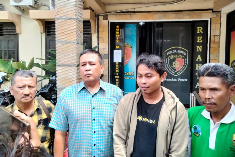 Orangtua korban Rikarno Widi Setiawan (tengah berbaju hitam) bersama orangtua para pelaku datang ke Mapolda Jambi mencabut laporan, Senin (4/11/2023) siang.