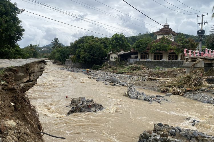 Jempatan yang menghubungkan ke Desa Cikahuripan putus akibat diterjang banjir pada Senin (27/10/2025) kemarin