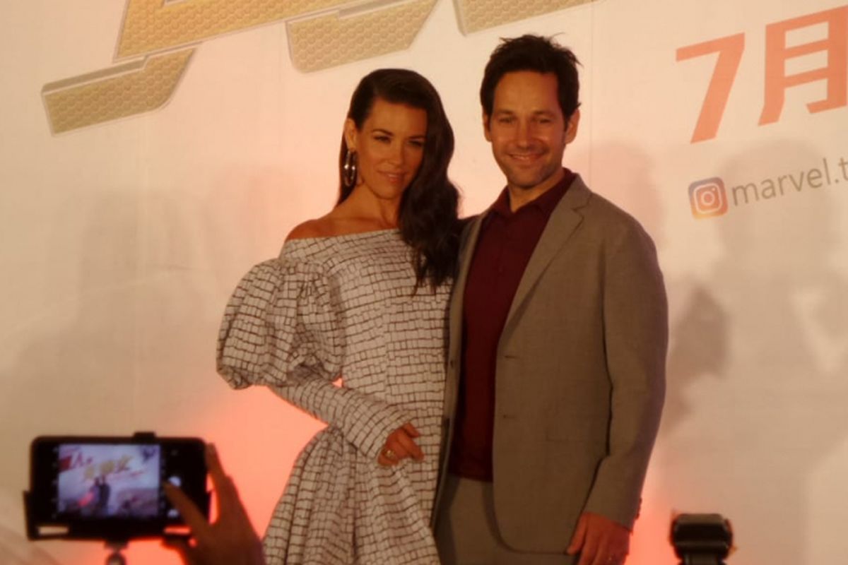 Evangeline Lilly dan Paul Rudd berpose ketika menghadiri jumpa pers film Ant-Man and The Wasp di Mandarin Oriental, Taipei, Taiwan, Selasa (13/6/2018).