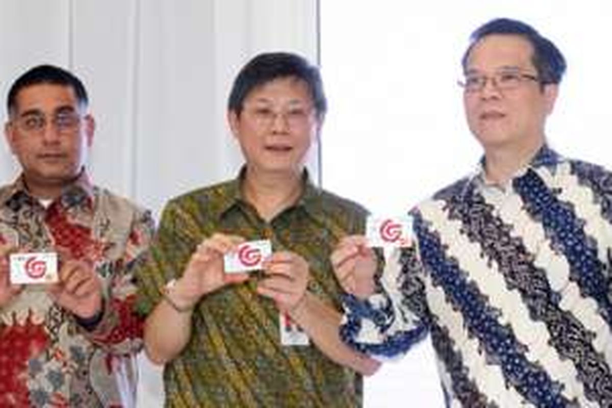 Direktur BCA - Henry Koenafi (tengah), Direktur Merchandising & Marketing Matahari Department Store (kanan) - Christian Kurnia dan President Division MasterCard of Indonesia, Malaysia dan Brueni - Safdar Khan (kiri) memperlihatkan desain Kartu Kredit BCA – Matahari.