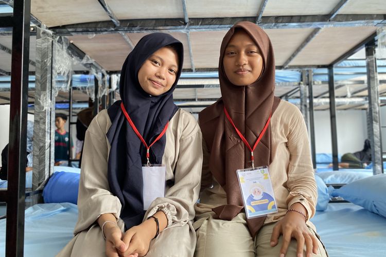 Naisila Anandia (sebelah kanan) gadis usia 15 tahun yang menjadi salah satu siswa Sekolah Rakyat di Kabupaten Indramayu, gadis tersebut sempat putus sekolah selama 3 tahun, kini mimpinya untuk menjadi seorang dokter kembali menyala setelah dirinya bisa kembali melanjutkan pendidikan di Sekolah Rakyat yang sementara beroperasi di Balai Latihan Kerja (BLK) Indramayu, Jalan Gatot Subroto Indramayu, Jawa Barat, Senin (29/9/2025)