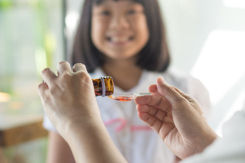 Bagaimana Cara agar Anak Mau Minum Obat? Berikut Tips dari Dokter