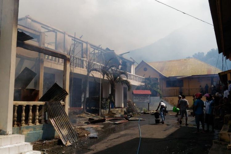 Kebakaran terjadi di Bank NTT unit Larantuka dan kantor Bapedda Flores Timur, Senin (18/6/2018)