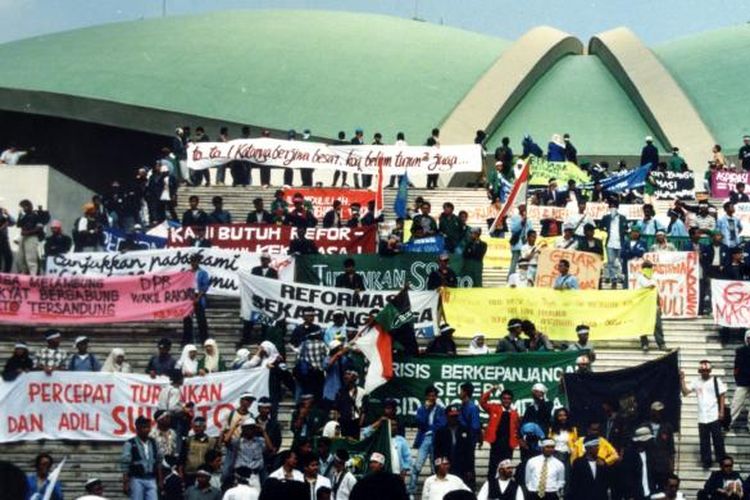 Mahasiswa menduduki gedung MPR/DPR, menuntut Presiden Soeharto untuk mundur dari jabatan Presiden, pada Mei 1998.