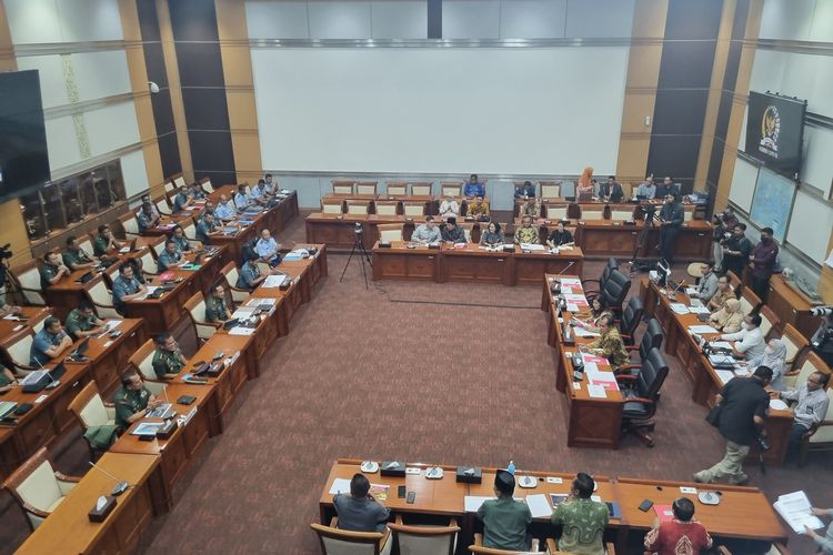 Komisi I DPR RI menggelar rapat kerja bersama Panglima TNI Agus Subiyanto dan jajaran di Gedung MPR/DPR RI, Jakarta, Kamis (21/3/2024).