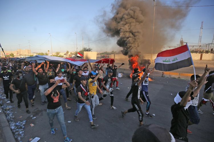 Demonstran Irak berpartisipasi dalam demonstrasi menentang korupsi, layanan publik yang buruk, dan pengangguran kronis di Lapangan Khellani, Baghdad, pada 4 Oktober 2019. Jumlah korban tewas hingga saat ini dilaporkan mencapai 73 orang.