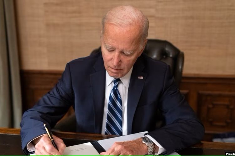 Presiden Joe Biden menandatangani rancangan undang-undang jangka pendek menjadi UU hari Sabtu (30/9/2023) untuk mendanai pemerintah AS hingga pertengahan November dan menghindari penutupan pemerintahan. 