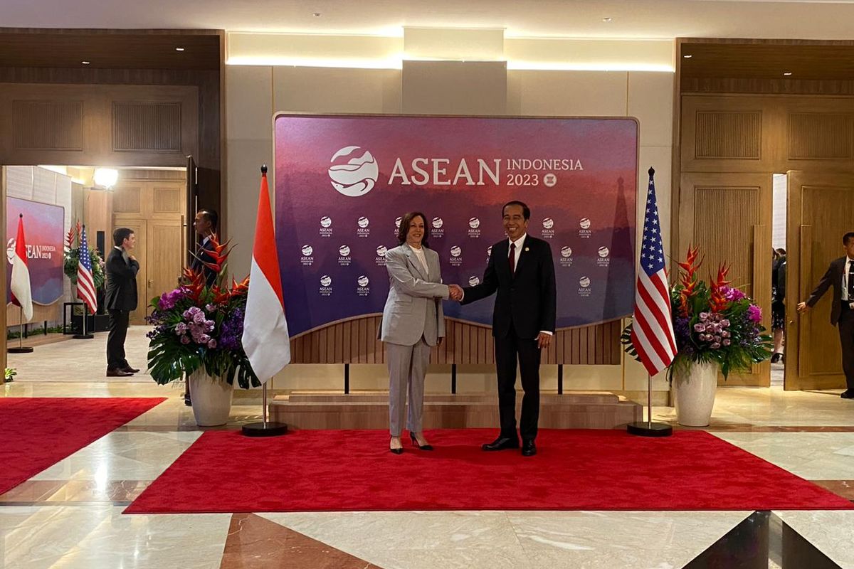 Presiden Joko Widodo dan Wakil Presiden Amerika Serikat Kamala Harris berjabat tangan sebelum melakukan pertemuan bilateral di Jakarta Convention Center, Rabu (6/9/2023).