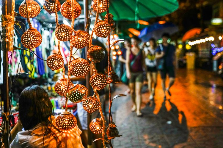 Aksesoris yang dijajakan di Khao San Road, salah satu tempat beli oleh-oleh murah di Bangkok, Thailand.