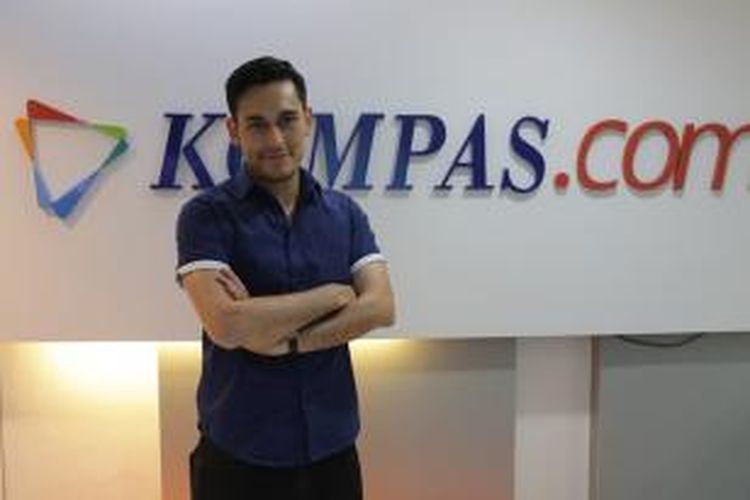 Arifin Putra berkunjung ke redaksi Kompas.com di Gedung Kompas Gramedia, Palmerah Selatan, Jakarta Pusat, Jumat (23/10/2015). Kedatangannya dalam rangka promo film terbaru, Negeri Van Oranje.