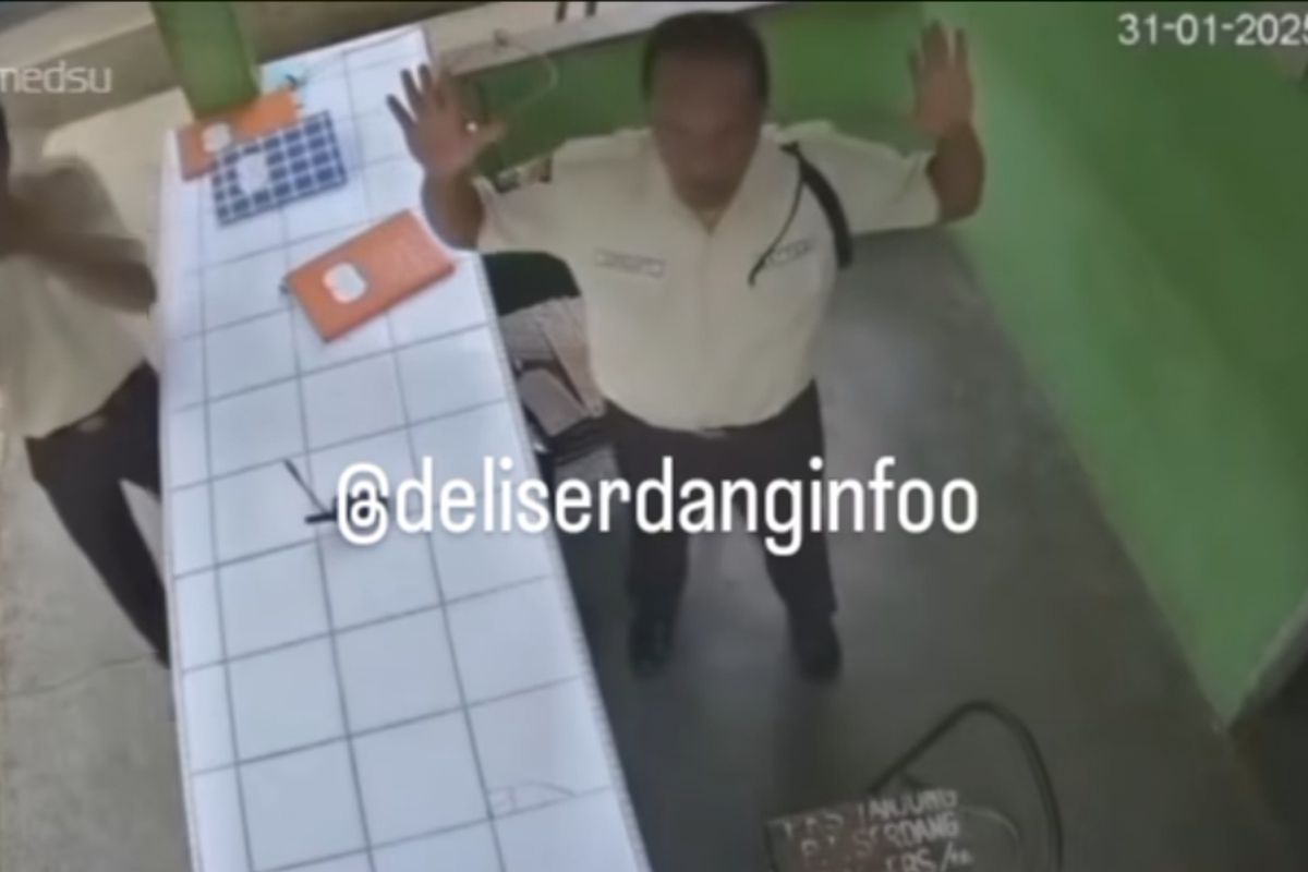 Potongan gambar perampok menodongkan senjata api ke arah satpam saat merampok tauke sawit di Kabupaten Deli Serdang, Sumatera Utara, Jumat (31/1/2025