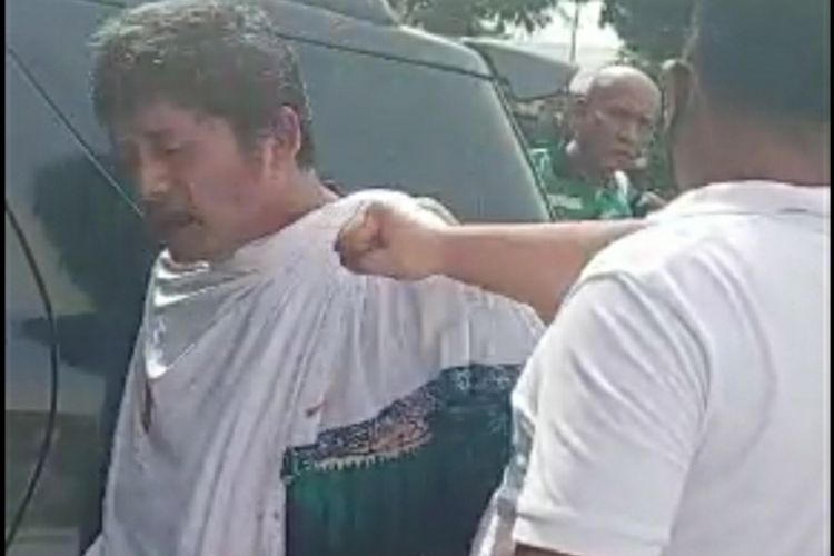 Warga mengamankan seorang pria pelaku pencurian yang mengenakan daster dan jilbab di Jalan DT Setia Maharaja, Kelurahan Tangkerang Labuai, Kecamatan Bukit Raya, Pekanbaru, Riau, Selasa (28/4/2020).